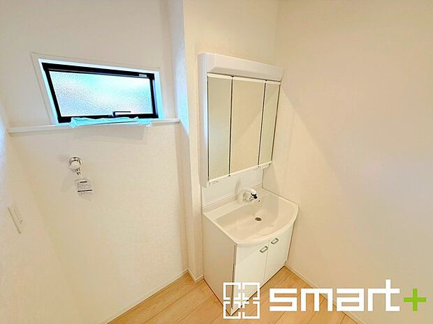 〜シャワー付き洗面台を採用〜 ・洗面台の蛇口がホースで伸びシャワーとしてご利用可能。 ・朝の寝ぐせ直しなどにシャワーを使いたい時、洗面台の掃除をする際にも便利にお使いいただけますよ。 