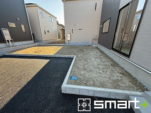 〜お庭もある余裕の敷地〜 ・広々した敷地にはお庭もご用意。お庭があるだけで余裕を感じますね。 ・防草シートや人工芝の敷設などのオプションもお気軽にご相談くださいませ。 