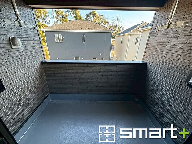 〜屋根付きのバルコニー〜 ・バルコニーは屋根付きなので急な雨でも安心です。 ・奥行きもあるので洗濯物が干しやすいのも嬉しいポイントですね。 