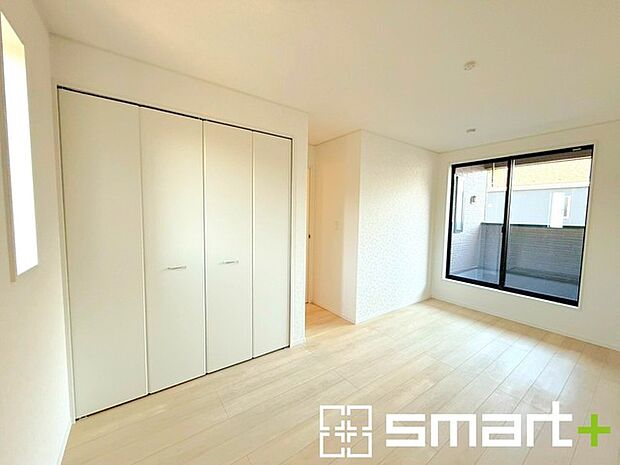 〜2面採光の明るいお部屋〜 ・洋室は2面採光とする事で穏やかな陽の入る明るい空間となっております。 ・くつろぎのプライベート時間を明るい空間で穏やかにお過ごしいただけます。 