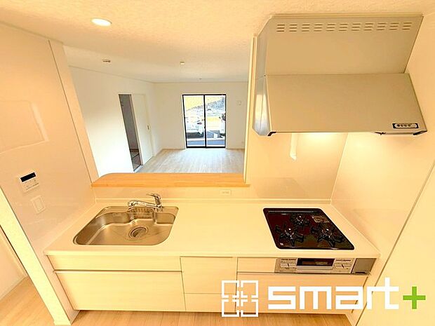 〜人気のカウンターキッチン〜 ・キッチンは人気のカウンタータイプを採用。「ご家族の顔が見える」造りです。 ・蛇口に浄水器が内蔵されているなど機能面でも優れた仕様です。 