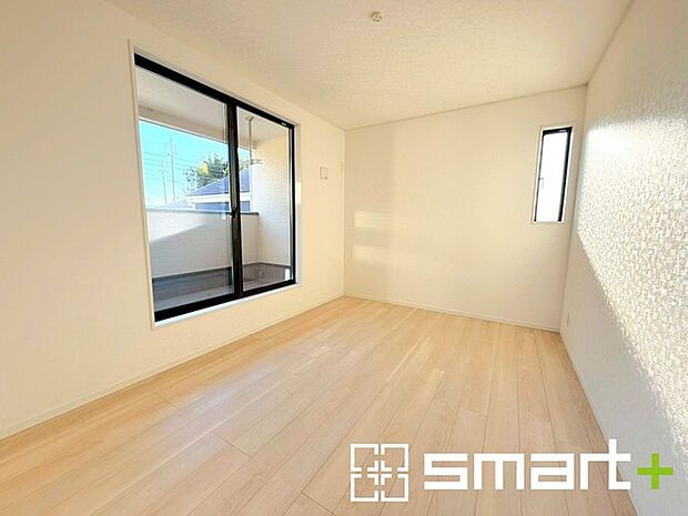 〜自然な風合いの洋室〜 ・ナチュラルな色彩で纏められた洋室は家具のコーディネートもしやすくなっております。 ・どんな家具にするか考えるだけでも楽しくなってきますね。 