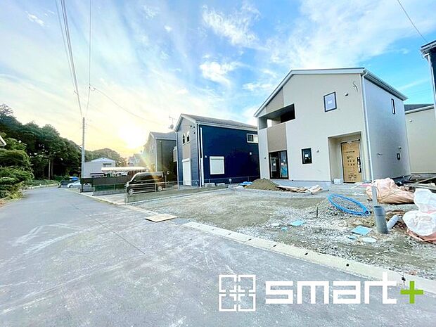 〜閑静な住宅街の立地〜 ・周辺は閑静な住宅街となっておりますので、静かな暮らしをご実現いただけます。 ・前面道路の交通量も多くないので、小さなお子様がいるご家庭でもご安心ですね。