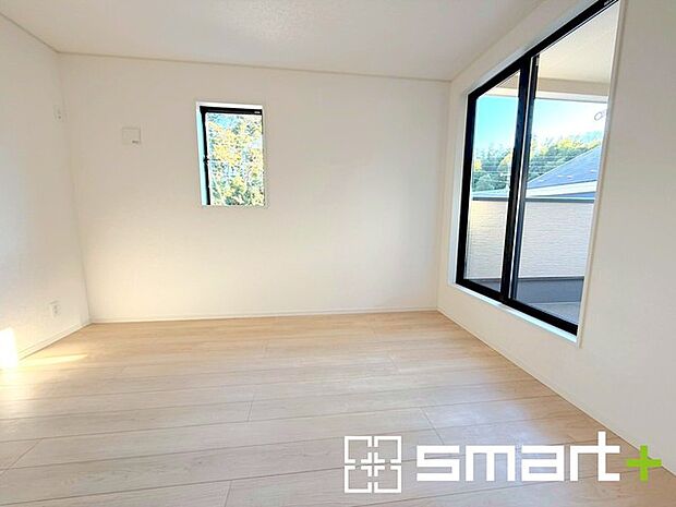 〜2面採光の明るいお部屋〜 ・洋室は2面採光とする事で穏やかな陽の入る明るい空間となっております。 ・くつろぎのプライベート時間を明るい空間で穏やかにお過ごしいただけます。 