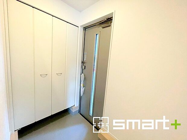 〜ホワイトカラーで統一された玄関〜 ・清潔感のあるホワイトカラーで纏められた玄関は圧迫感もなく広々とした印象に。 ・玄関ドアにガラス部分を設ける事で穏やかな陽の入る玄関になります。