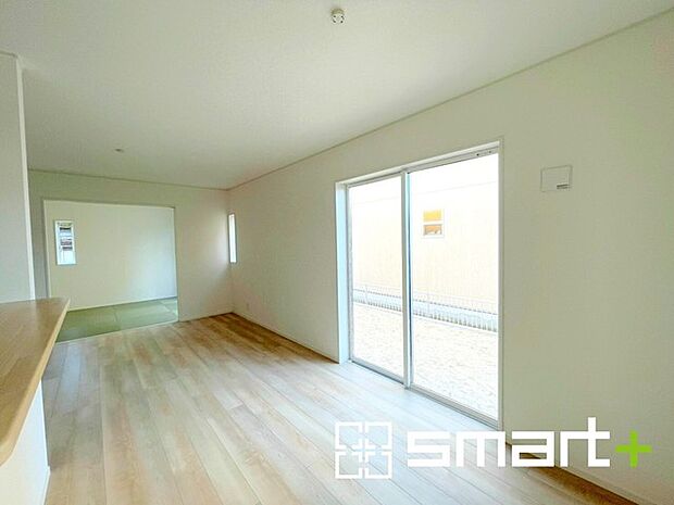 〜家族団らんにピッタリの広々リビング〜 ・穏やかな陽だまりに包まれる居心地の良いLDKは、ご家族が集まる憩いのスペースに。 ・隣接の和室を続き間として利用すれば21帖超の広々空間になります。