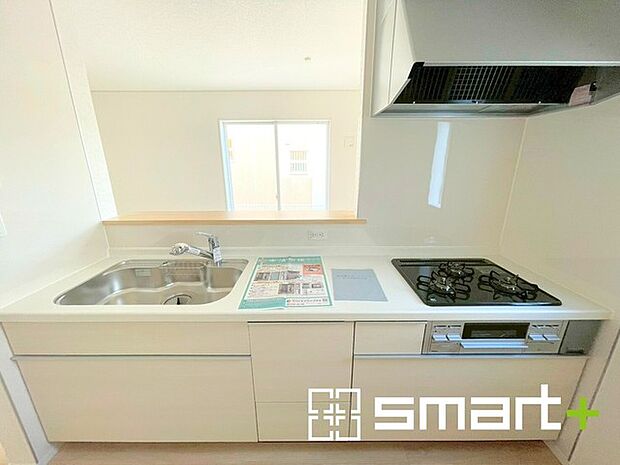 〜人気のカウンターキッチン〜 ・キッチンは人気のカウンタータイプを採用。「ご家族の顔が見える」造りです。 ・蛇口に浄水器が内蔵されているなど機能面でも優れた仕様です。