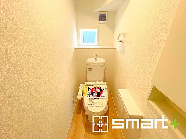 〜窓付きの明るいトイレ〜 ・使用後や掃除の際に窓を開ければ、外からの新鮮な空気を取り込み素早く換気ができます。 ・埋め込み収納付きでストックや掃除用具もスッキリ片付きますね。