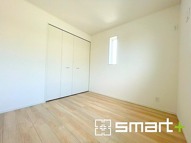 〜収納豊富な洋室〜 ・各居室に備え付けの収納をご用意。タンスなどを置く場合と比べ出っ張らないので部屋の中を有効のご活用いただけます。 ・収納の広さなどぜひ現地でご確認くださいませ。