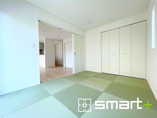 〜リビング横の和室〜 ・リビング横には開放感をプラスしてくれる和室付。モダンな洋風タイプでオシャレ感アップ。 ・お子様のプレイルームやお昼寝など、用途様々にお使いいただけます。