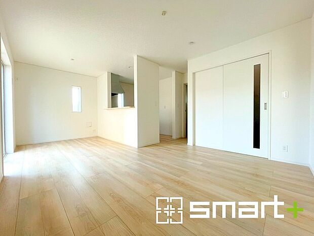 〜日当り良好のLDK〜 ・たくさんの窓からたっぷりの陽光が差し込む明るいリビングで寛ぎのひと時を。 ・出来立てのお料理を運ぶのにも、後片付けもラクラクなカウンターキッチン。