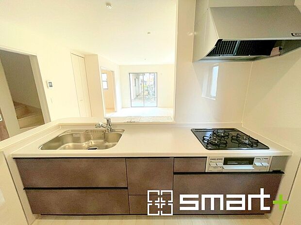 〜人気のカウンターキッチン〜 ・キッチンには余計な柱が無いので、リビングが見渡せ開放感のある造りとなっております。 ・蛇口には浄水器が内蔵されるなど機能面でも優れたキッチンです。