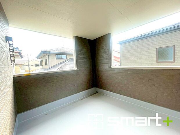 〜屋根付きのバルコニー〜 ・バルコニーは屋根付きなので急な雨でも安心です。 ・奥行きもあるので洗濯物が干しやすいのも嬉しいポイントですね。