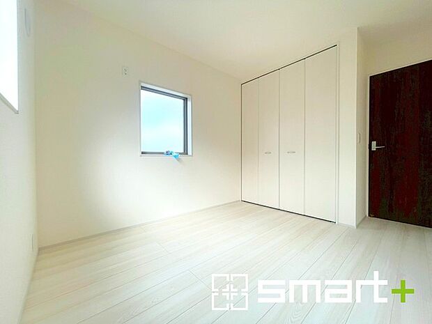 〜2面採光の明るいお部屋〜 ・洋室は2面採光とする事で穏やかな陽の入る明るい空間となっております。 ・くつろぎのプライベート時間を明るい空間で穏やかにお過ごしいただけます。