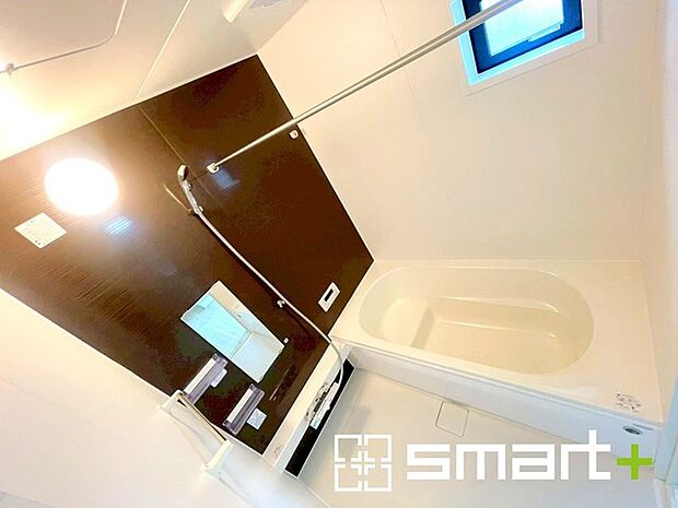 〜浴室乾燥機付きの浴室〜 ・浴室には乾燥機が付いているので雨の日でも洗濯物を干すことが可能です。 ・水はけの良い床材など機能面も充実。マイクロバルなどオプションもご相談くださいませ。 