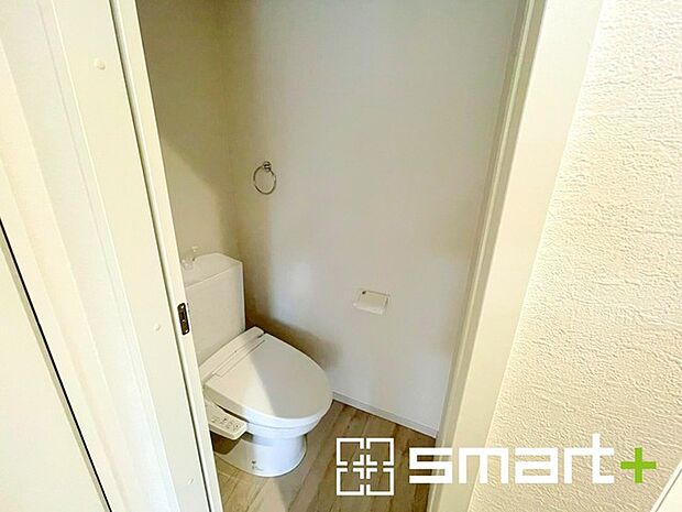 〜やはり便利なタンク式トイレ〜 ・最近はタンクレストイレもございますが、タンク式の場合は停電時もお水を流すことが可能。 ・故障時なども比較的費用が安くなるなど、メリットが多くなります。 