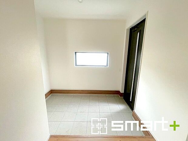 〜穏やかな陽が入る玄関〜 ・窓に加えて玄関ドアのガラス部分からも穏やかな陽が入り、明るい玄関になります。 ・備え付けのシューズボックスはたっぷりしまえて玄関がスッキリ片付きますね。