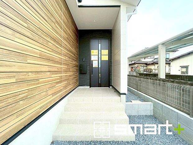 〜お住まいの顔「玄関」〜 ・玄関ドアの上にはもちろん軒がございますので、雨の日でも濡れずに鍵の開閉が可能です。 ・鍵は防犯性に優れたディンプルキーを採用。 