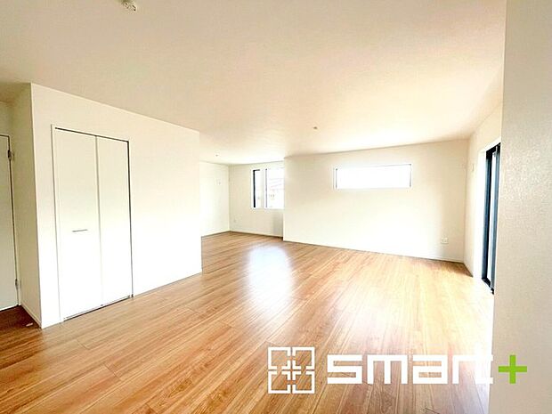 〜間仕切対応で居室に〜 ・リビングには間仕切対応で居室としてもお使いいただけるスペースがございます。 ・収納付きなので寝室はもちろん、キッズスペースなどにも便利ですね。