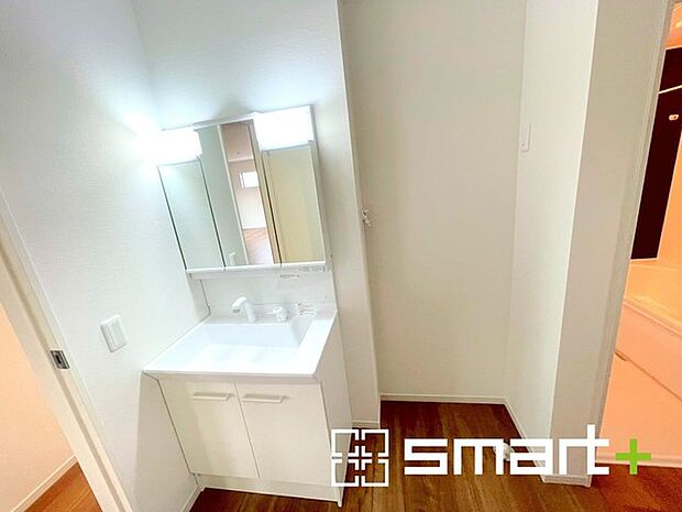 〜人気の三面鏡を採用〜 ・洗面台は三面鏡仕様なので鏡の角度を変える事で頭の後ろの方までご確認可能です。 ・鏡の裏が収納になっておりますので、洗面台周りもスッキリと片付きます。