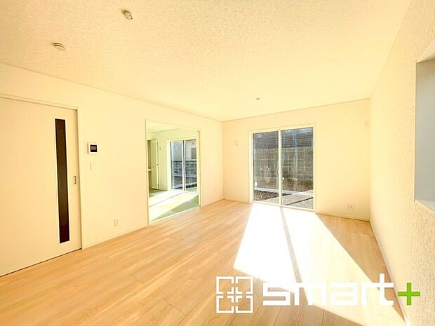 ~穏やかな陽の入るLDK~ ・大きな窓のあるLDKは陽当りも良好で明るい空間となっております。 ・ご家族団らんなど過ごす時間の多いLDKが明るいのは嬉しいポイントですね。