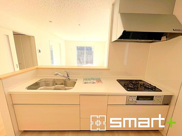 〜人気のカウンターキッチン〜 ・キッチンは人気のカウンタータイプを採用。「ご家族の顔が見える」造りです。 ・汚れの付きづらい天板、水はけの良いシンクなど機能面でも充実の仕様。 