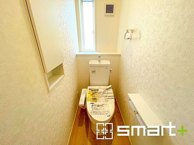 ~やはり便利なタンク式トイレ~ ・最近はタンクレストイレもございますが、タンク式の場合は停電時もお水を流すことが可能。 ・故障時なども比較的費用が安くなるなど、メリットが多くなります。