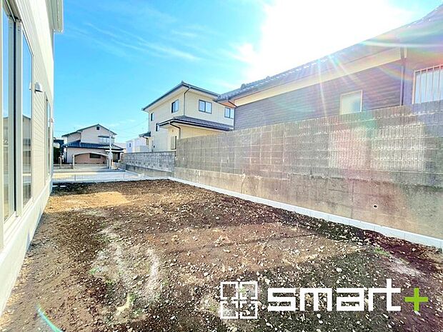 〜お庭もある余裕の敷地〜 ・広々した敷地にはお庭もご用意。お庭があるだけで余裕を感じますね。 ・防草シートや人工芝の敷設などのオプションもお気軽にご相談くださいませ。 