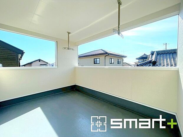 〜屋根付きのバルコニー〜 ・バルコニーは屋根付きなので急な雨でも安心です。 ・奥行きもあるので洗濯物が干しやすいのも嬉しいポイントですね。 