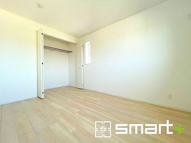 ～自然な風合いの洋室～ ・ナチュラルな色彩で纏められた洋室は家具のコーディネートもしやすくなっております。 ・どんな家具にするか考えるだけでも楽しくなってきますね。 