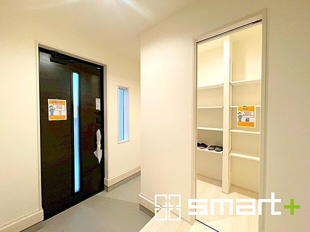 〜シューズインクロークのある玄関〜 ・玄関横にシューズインクロークをご用意。 ・追加の靴置きとしてはもちろん、スキー・ゴルフなど趣味の用具の置場としてもご利用いただけます。