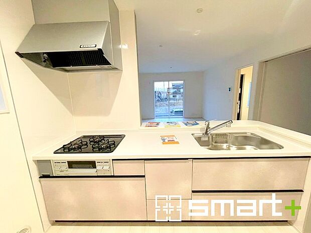 〜人気のカウンターキッチン〜 ・キッチンには余計な柱が無いので、リビングが見渡せ開放感のある造りとなっております。 ・蛇口には浄水器が内蔵されるなど機能面でも優れたキッチンです。