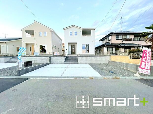 〜十分な広さのある前面道路〜 ・前面道路は約5mございますので、お車でのすれ違いも楽々で余計なストレスがかかりません。 ・日々お車での移動が多い方には大切なポイントですね。