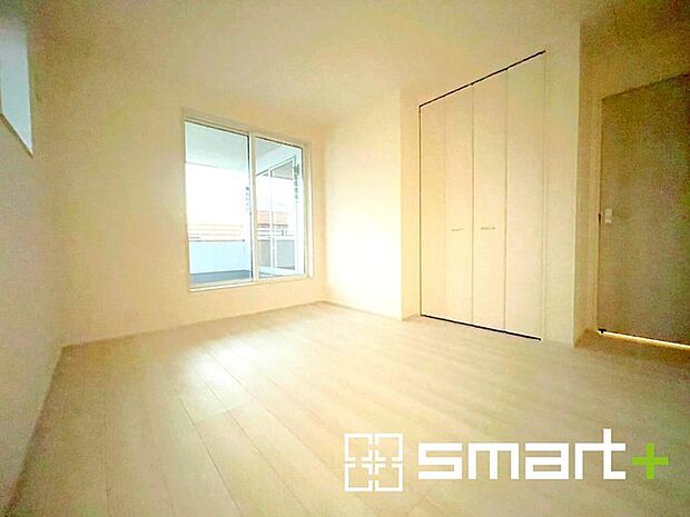 〜明るく暖かな光が差し込む洋室〜 ・大きな窓からたっぷりの光が舞い込み、お部屋全体を優しく包み込んでくれます。 ・大容量の収納スペースで整理整頓しやすく、生活空間が広がりますね。