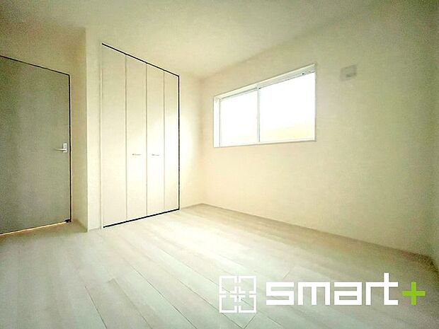 〜収納豊富な洋室〜 ・各居室に備え付けの収納をご用意。タンスなどを置く場合と比べ出っ張らないので部屋の中を有効のご活用いただけます。 ・収納の広さなどぜひ現地でご確認くださいませ。