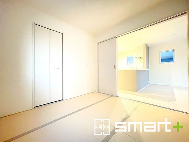 〜リビング横のW室〜 ・リビング横には開放感をプラスしてくれる和室。収納スペース付きで寝室にもお使いいただけます。 ・お子様のプレイルームやお昼寝、趣味のお部屋など、用途様々ですね。