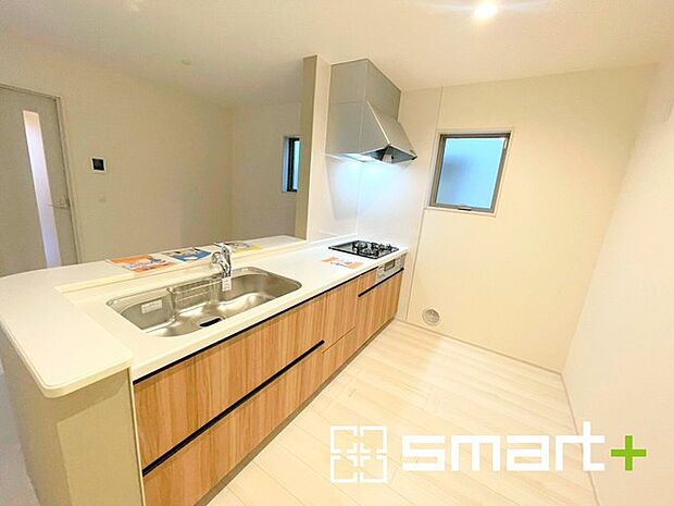 〜使い勝手の良いシステムキッチン〜 ・料理がしやすい設計のキッチンでお料理もはかどりますね。 ・もちろんキッチン下部は収納になっておりますので、フライパンなども収納可能です。 