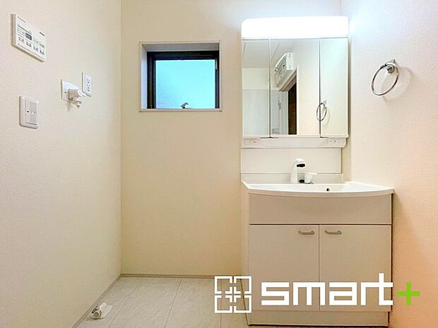 〜明るい洗面スペース〜 ・窓から明るい陽が入り、気持ちよく朝の支度ができますね。 ・使い勝手の良い三面鏡タイプのシャワー付き洗面化粧台。鏡の裏に収納があるので洗面台周りもスッキリ。