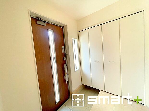 〜穏やかな陽が入る玄関〜 ・窓に加えて玄関ドアのガラス部分からも穏やかな陽が入り、明るい玄関になります。 ・備え付けのシューズボックスはたっぷりしまえて玄関がスッキリ片付きますね。 