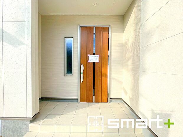 〜お住まいの顔「玄関」〜 ・玄関ドアの上にはもちろん軒がございますので、雨の日でも濡れずに鍵の開閉が可能です。 ・鍵は防犯性に優れたディンプルキーを採用。 