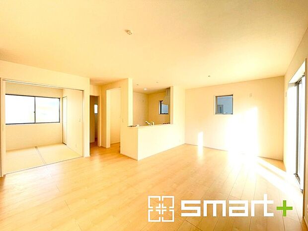 〜家族団らんにピッタリの広々リビング〜 ・穏やかな陽だまりに包まれる居心地の良いＬＤＫは、ご家族が集まる憩いのスペースに。 ・隣接の和室を続き間として利用すれば22帖の広々空間になります。