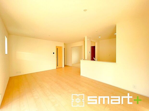 〜日当り良好のＬＤＫ〜 ・穏やかな陽だまりに包まれる居心地の良いＬＤＫは、ご家族が自然と集まる憩いのスペースに。 ・柔らかみのあるナチュラルカラーで、家具やカーテンの色も選びやすいです。 