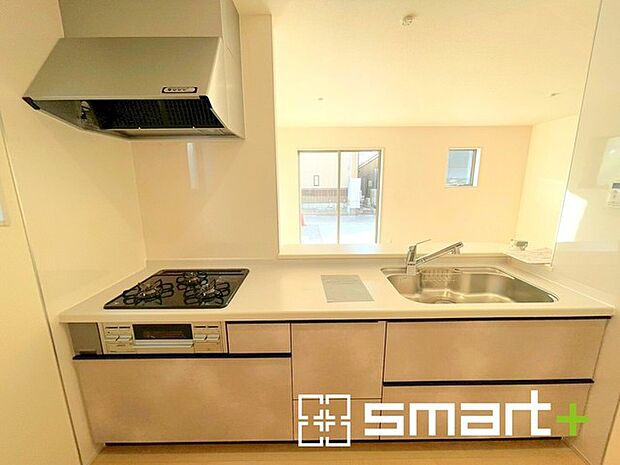 〜人気のカウンターキッチン〜 ・キッチンには余計な柱が無いので、リビングが見渡せ開放感のある造りとなっております。 ・蛇口には浄水器が内蔵されるなど機能面でも優れたキッチンです。 