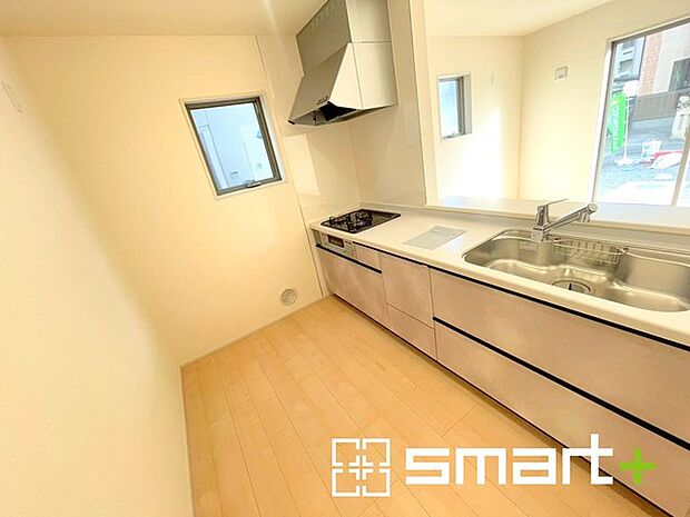 〜使い勝手の良いシステムキッチン〜 ・料理がしやすい設計のキッチンでお料理もはかどりますね。 ・もちろんキッチン下部は収納になっておりますので、フライパンなども収納可能です。 