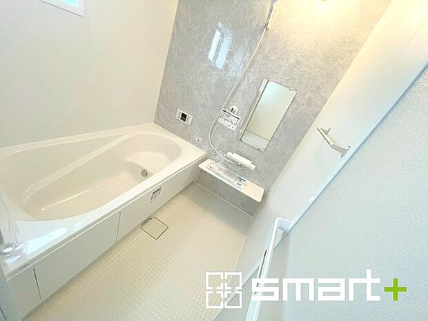 〜浴室乾燥機付きの浴室〜 ・浴室には乾燥機が付いているので雨の日でも洗濯物を干すことが可能です。 ・水はけの良い床材など機能面も充実。マイクロバルなどオプションもご相談くださいませ。 