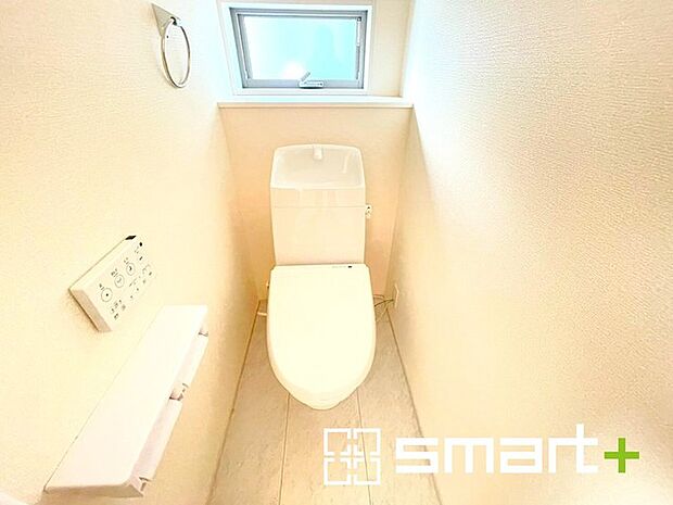 〜窓付きの明るいトイレ〜 ・清潔感あるシャワートイレ。窓があるので換気もしやすく快適ですね。 ・背面にある棚はトイレットペーパーなどの置き場や飾り棚としても利用できますね。