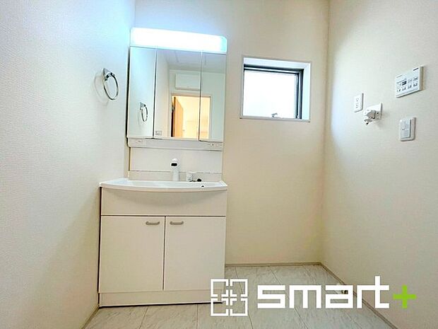 〜シャワー付き洗面台を採用〜 ・洗面台の蛇口がホースで伸びシャワーとしてご利用可能。 ・朝の寝ぐせ直しなどにシャワーを使いたい時、洗面台の掃除をする際にも便利にお使いいただけますよ。 