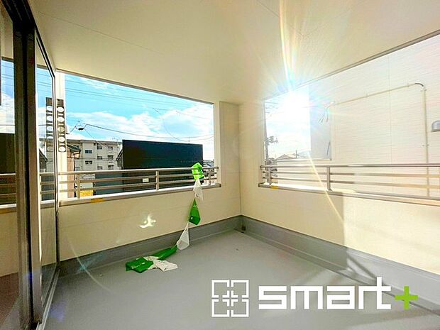 〜屋根付きのバルコニー〜 ・バルコニーは屋根付きなので急な雨でも安心です。 ・奥行きもあるので洗濯物が干しやすいのも嬉しいポイントですね。 