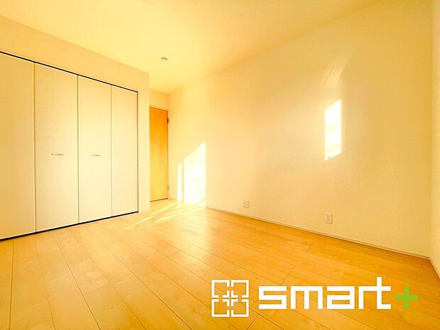 〜2面採光の明るいお部屋〜 ・洋室は2面採光とする事で穏やかな陽の入る明るい空間となっております。 ・くつろぎのプライベート時間を明るい空間で穏やかにお過ごしいただけます。  