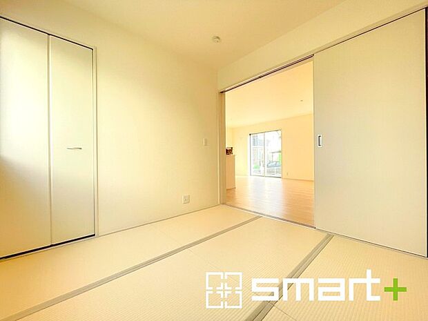 〜リビング横の和室〜 ・リビングに開放感をプラスしてくれる和室付き。畳敷きに建具は洋風というハイブリッド型の「和洋室」タイプです。 ・お子様のプレイルーム、お昼寝など用途様々ですね。